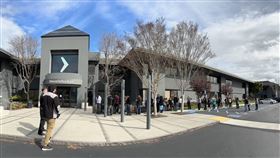 加州矽谷銀行總部重啟營運  出現排隊人潮矽谷銀行遭FDIC（聯邦存款保險公司）接管後13日重啟營運，早上7點就有民眾到場等候銀行開門，整個上午陸續湧入排隊人潮。中央社記者張欣瑜舊金山攝  112年3月14日