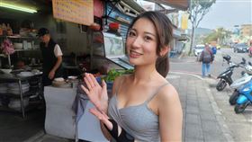 新北樹林「美女廚神」林彤近日爆紅，前AV導演圤智雨15日手刀來朝聖。（圖／記者游定剛拍攝）