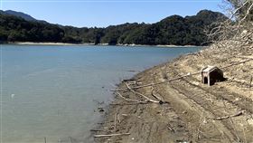 石門水庫蓄水量降  阿姆坪土地公廟露出（1）石門水庫因降雨量少，蓄水率跌破7成，讓觀察石門水庫水情指標之一的阿姆坪土地公廟再度現身。（北水局提供）中央社記者葉臻傳真  112年3月7日