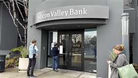 總部位於加州的矽谷銀行10日關閉美國聯邦監管機構10日宣布矽谷銀行（SVB）關閉，並將其資產轉存至「聖克拉拉國家儲保銀行」（ Deposit Insurance National Bank of Santa Clara ，DINB），此銀行與半數矽谷以上新創產業有業務往來。中央社記者張欣瑜舊金山攝  112年3月11日