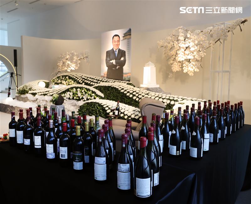 龍岩董事長李世聰靈堂。（記者邱榮吉/攝影）