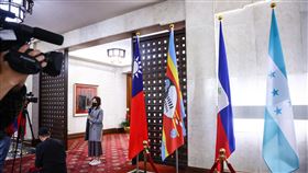 宏都拉斯擬與中國建交（1）中美洲友邦宏都拉斯總統秀瑪菈．卡斯楚（Xiomara Castro，另譯：卡蕬楚）宣布將與中國發展官方關係，外交部15日召見宏都拉斯駐台大使，由外交部次長俞大(水雷)表達嚴正關切，會談約30分鐘。圖為外交部一樓大廳放置宏都拉斯國旗（右1）。中央社記者王騰毅攝  112年3月15日