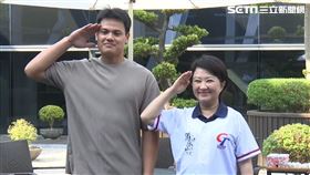 張育成，盧秀燕，歡送會，送梨山茶，敬禮招牌動作(圖／翻攝畫面)