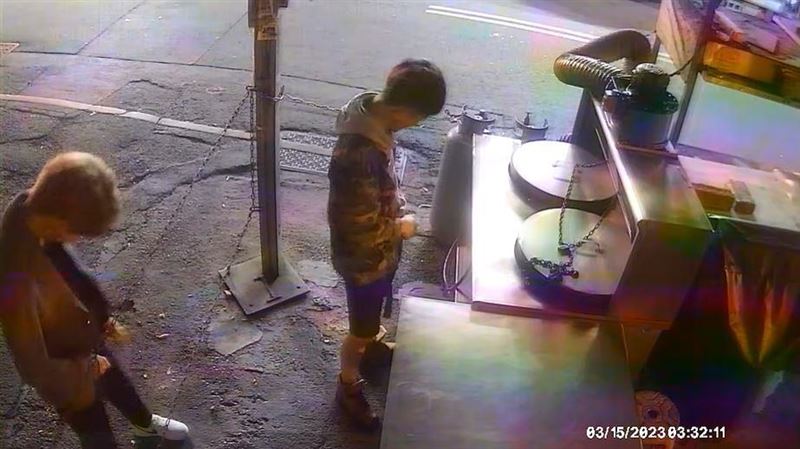 蛋餅店遭惡搞！2屁孩脫褲朝煎台「撒尿」