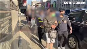 台北市萬華分局偵查隊逮捕槍砲犯時，遭路人誤認成黑幫擄人。（圖／翻攝畫面）