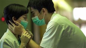 曾敬驊（右）和項婕如（左）飾演醫護戀人。（圖／CATCHPLAY+提供）