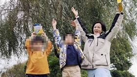 ▲陳仙梅兒子檢查報告出來，因為滿肚子的大便也讓她破涕而笑。（圖／翻攝自陳仙梅臉書）