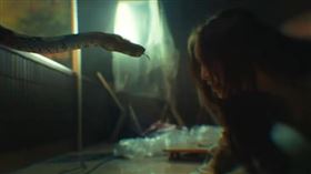 ▲《黑暗榮耀》中的蛇演藝經歷豐富，讓金赫拉都稱牠為前輩。（圖／翻攝自Netflix）