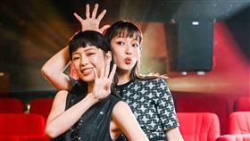 王渝萱（右）與王渝屏（左）擔任金穗獎頒獎典禮主持人。（圖／金馬提供）