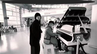 毛帽男機場開唱竟是超大咖男星　網看跪了