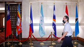 台灣與宏都拉斯關係恐生變宏都拉斯總統卡斯楚宣布將與中國發展官方關係，外交部15日召見宏都拉斯大使說明。圖為外交部員工經過一樓大廳宏都拉斯國旗（左4）。中央社記者王騰毅攝  112年3月15日