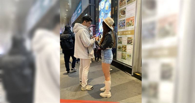信義區街頭驚見巴西天菜　辣妹秀美腿陪逛