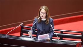 立法院施政總質詢  高金素梅質詢立法院會14日持續進行施政總質詢，無黨籍立委高金素梅質詢時質疑美國對台學人計畫法案，恐走上日本、烏克蘭後塵，批評民進黨政府對美國國防授權法照單全收。中央社記者鄭清元攝  112年3月14日
