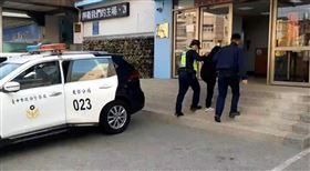 東勢分局，警方查緝毒品交易，嫌犯開車衝撞員警，警連開4槍制止(圖／翻攝畫面)