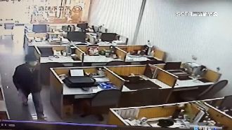 識貨賊秒偷精品包　房仲痛失16萬現金