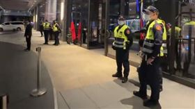 竹聯幫明仁會在萬豪酒店舉辦春酒，飯店門口停滿藍寶堅尼等超跑。（圖／翻攝畫面）