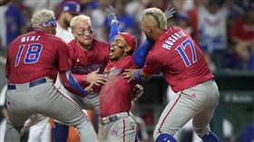 ▲林多（Francisco Lindor）5局上敲安，因為對手失誤直接跑回本壘。（圖／美聯社／達志影像）