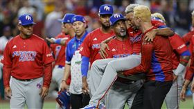 ▲大都會終結者狄亞茲（Edwin Diaz）抓下多明尼加最後1個出局數，卻在慶祝球隊晉級時受傷。（圖／路透社／達志影像）