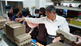 柯文哲赴彰化蛋雞畜牧場。（圖／民眾黨提供）