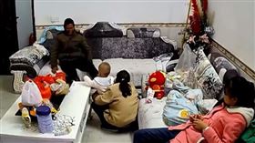 小孩交給公婆帶…人妻見監視器1幕氣炸：太噁心了（圖／翻攝自小燃視頻）