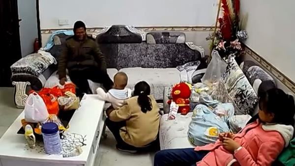 小孩交給公婆帶…媳監視器見這幕：太噁了