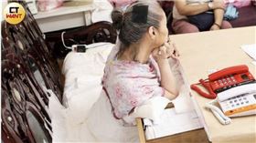 ▲玉姐肌肉重度萎縮無法自理生活，提告希望法院判給較多個人助理服務時數。（圖／CTWANT）