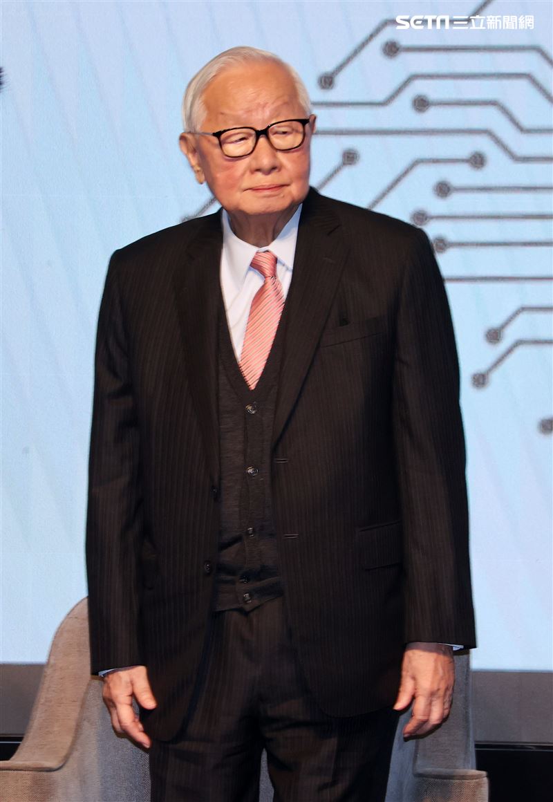 張忠謀和「晶片戰爭」作者Chris Miller現場對談；張忠謀演講台積電如何改變晶片產業與世界。（記者邱榮吉/攝影）