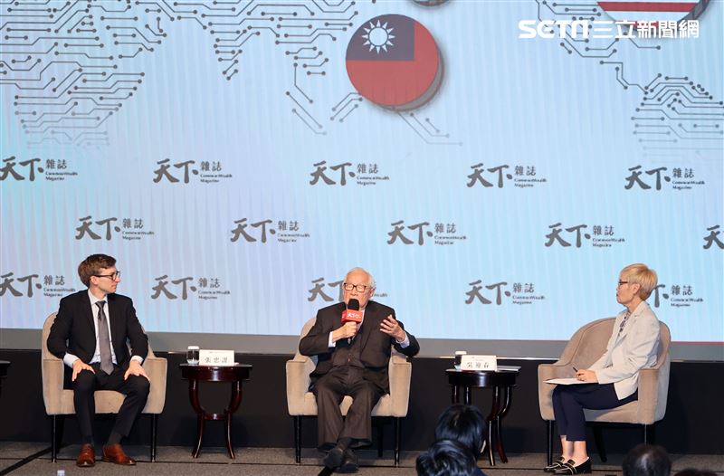 張忠謀和「晶片戰爭」作者Chris Miller現場對談；張忠謀演講台積電如何改變晶片產業與世界。（記者邱榮吉/攝影）