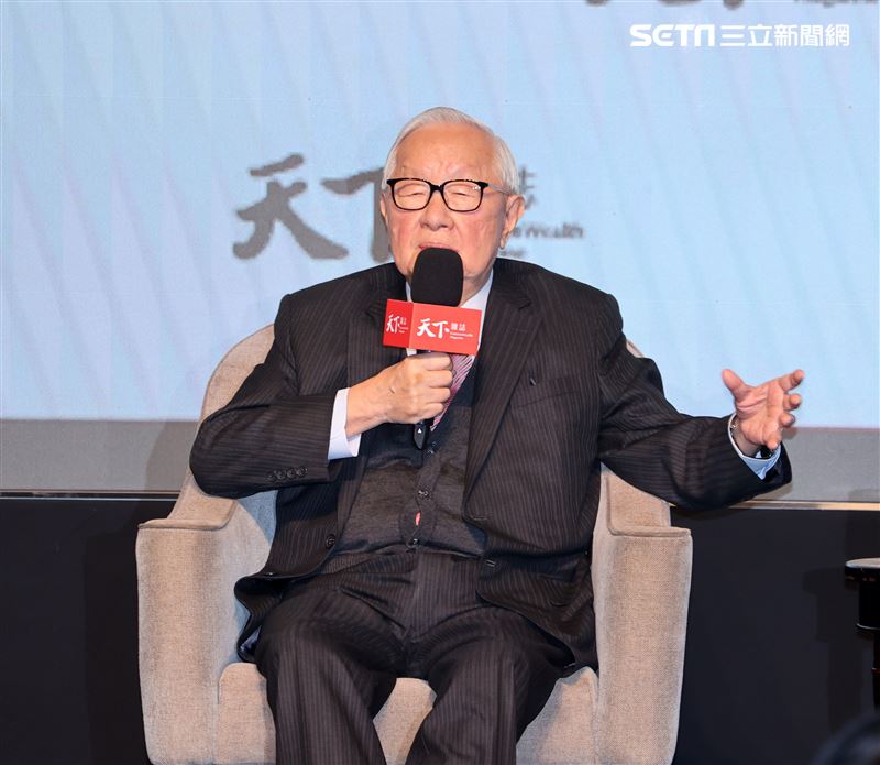 張忠謀和「晶片戰爭」作者Chris Miller現場對談；張忠謀演講台積電如何改變晶片產業與世界。（記者邱榮吉/攝影）