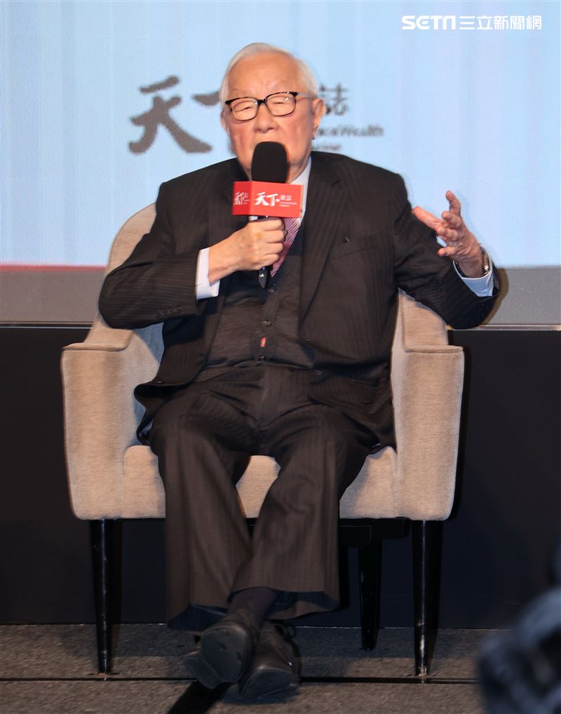 張忠謀和「晶片戰爭」作者Chris Miller現場對談；張忠謀演講台積電如何改變晶片產業與世界。（記者邱榮吉/攝影）