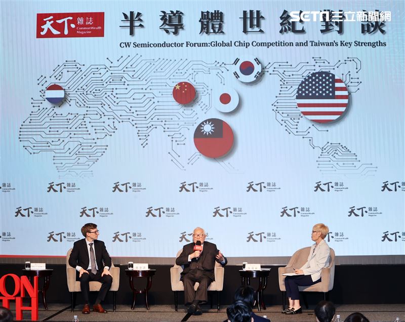 張忠謀和「晶片戰爭」作者Chris Miller現場對談；張忠謀演講台積電如何改變晶片產業與世界。（記者邱榮吉/攝影）