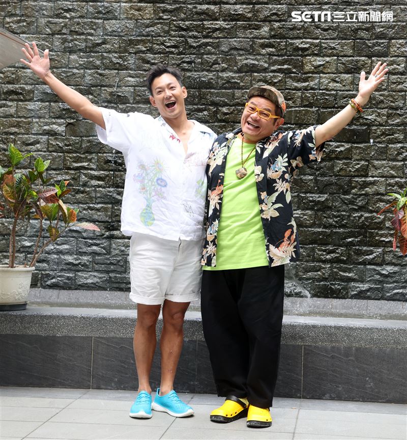 「效廉 出發吧！」主持人許效舜、威廉媒體聯訪。（記者邱榮吉/攝影）