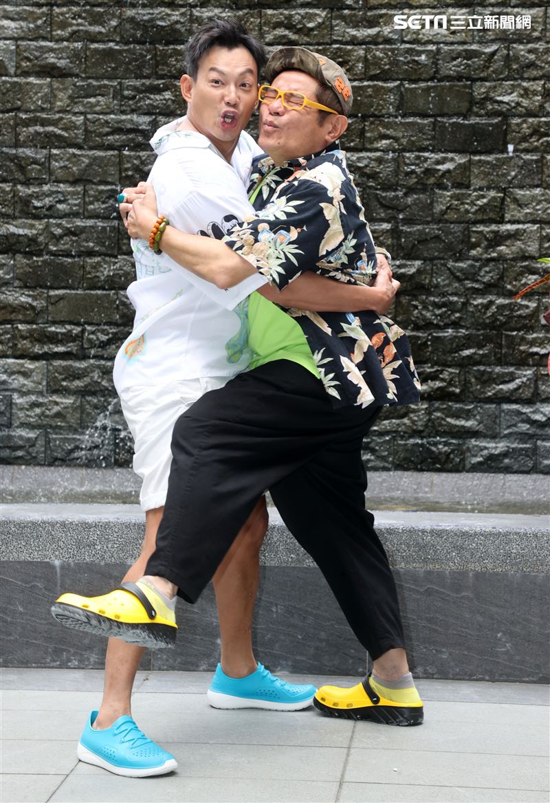 「效廉 出發吧！」主持人許效舜、威廉媒體聯訪。（記者邱榮吉/攝影）
