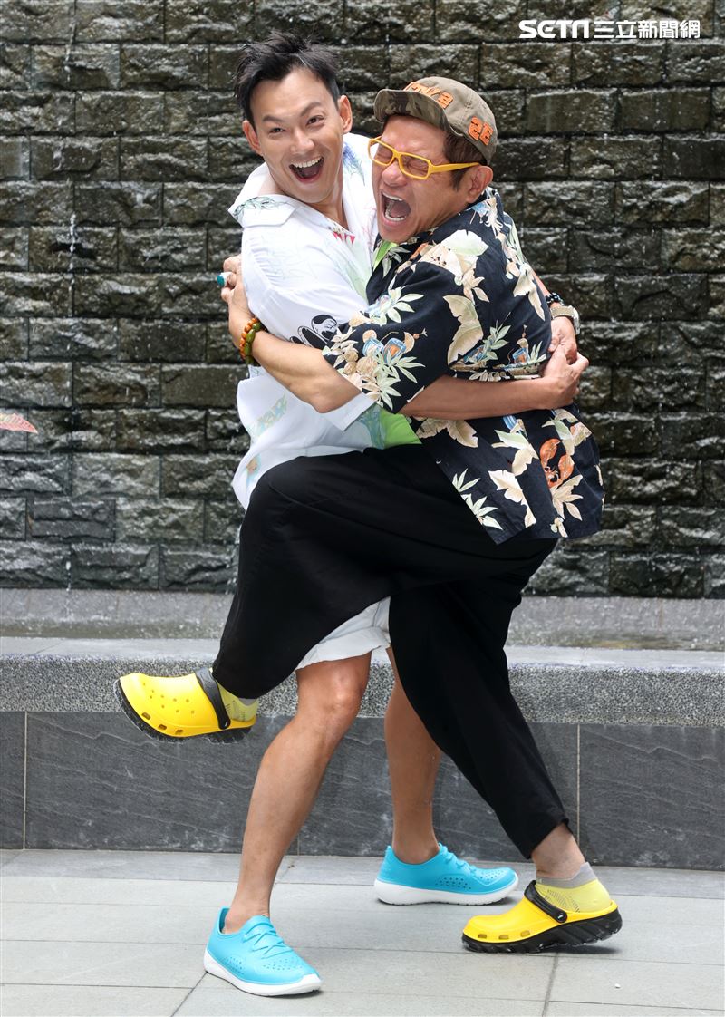 「效廉 出發吧！」主持人許效舜、威廉媒體聯訪。（記者邱榮吉/攝影）