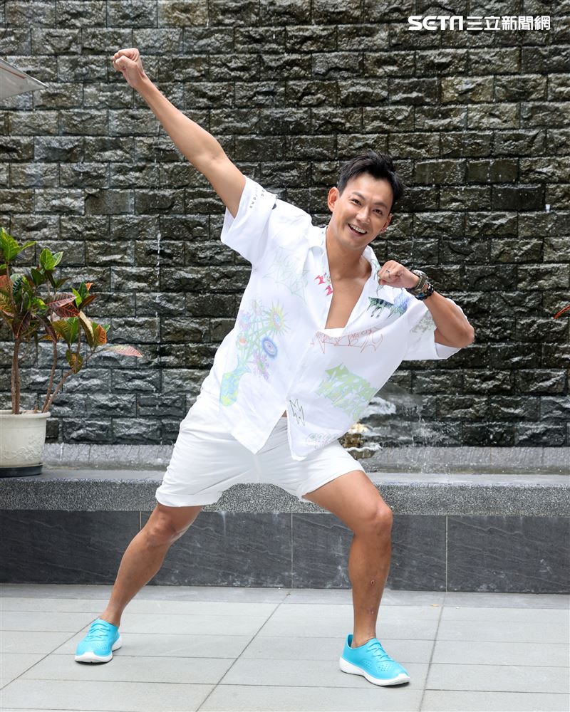 「效廉 出發吧！」主持人威廉。（記者邱榮吉/攝影）