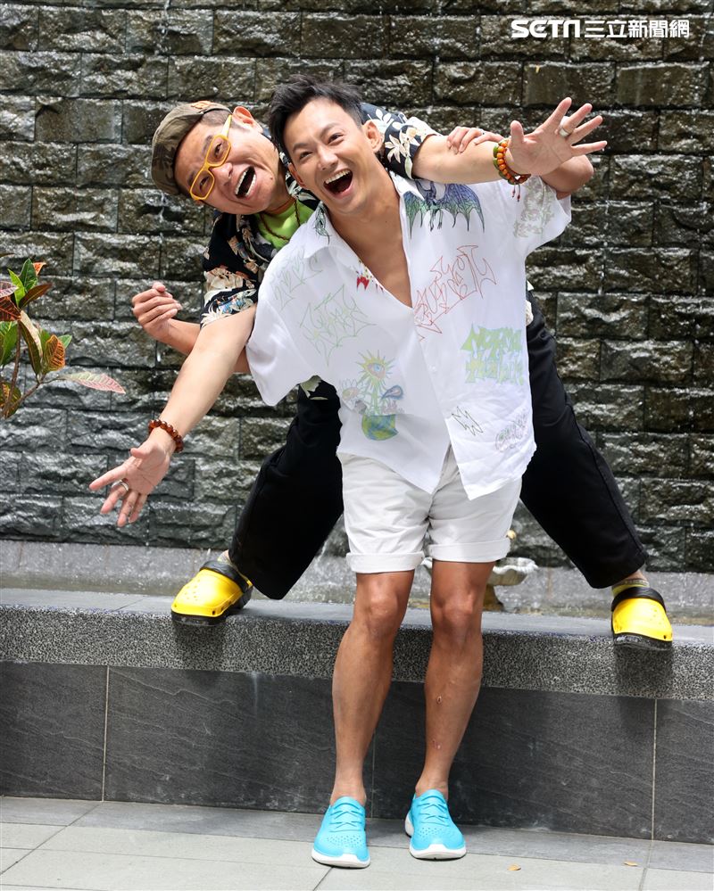 「效廉 出發吧！」主持人許效舜、威廉媒體聯訪。（記者邱榮吉/攝影）