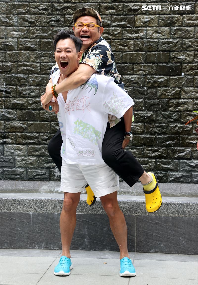 「效廉 出發吧！」主持人許效舜、威廉媒體聯訪。（記者邱榮吉/攝影）