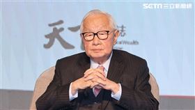 張忠謀和「晶片戰爭」作者Chris Miller現場對談；張忠謀演講台積電如何改變晶片產業與世界。（記者邱榮吉/攝影）