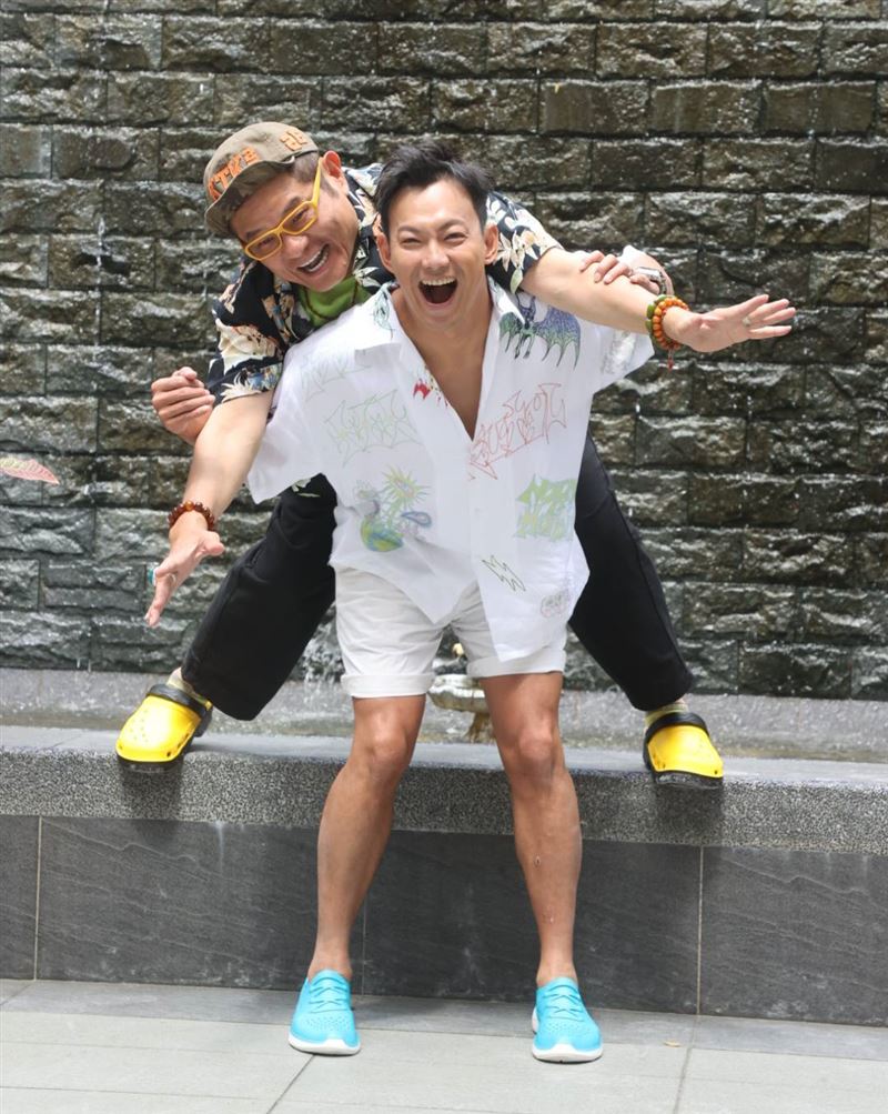 許效舜身體是香的，威廉（圖中白衣者）爆料敖犬有老人味。（圖／記者邱榮吉拍攝）