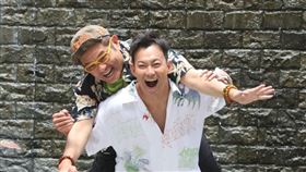 許效舜身體是香的，威廉（圖中白衣者）爆料敖犬有老人味。（圖／記者邱榮吉拍攝）