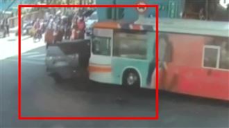 全家開車出遊轉彎搶快　公車直撞畫面曝光
