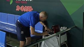 ▲義大利隨隊人員在板凳區安置咖啡機。（圖／美聯社／達志影像）