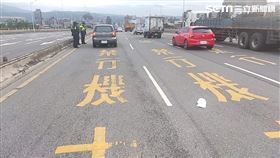 北市李翁徒步穿越百齡橋遭轎車追撞身亡。（圖／翻攝畫面）