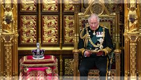 英國國王查爾斯三世，為自己今年5月6日將在西敏寺舉行的加冕典禮，委託創作了6部管弦樂曲、5部合唱曲、1部管風琴曲，共計12首全新的作品，其中包括一首出自安德魯．洛伊—韋伯（Andrew Lloyd Webber）之手的曲目。