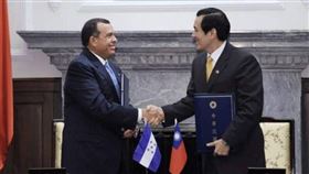 前總統馬英九（右）2010年11月17日在總統府與時任宏都拉斯總統羅博（左）簽署聯合公報。（取自總統府網站）