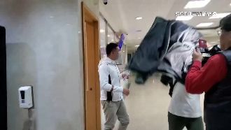 他涉竊英業達機密　交保被拍一動作爆衝突