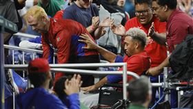 ▲大都會終結者狄亞茲（Edwin Diaz）在經典賽慶祝弄傷膝蓋，恐整季報銷。（圖／路透社／達志影像）