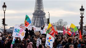 為抗議法國政府的退休改革法案，大約7000人在3月16日自發性聚集在巴黎協和廣場（Place de la Concorde），一同參與未事先規劃的示威。（圖／路透社／達志影像）