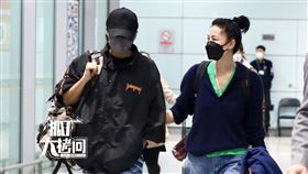 王菲、謝霆鋒機場挽手現身。（圖／翻攝自狐廠大拷問微博）