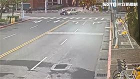 北市黃翁開車行經市民大道八段欲左轉時，與對向19歲陳姓騎士發生擦撞。（圖／翻攝畫面）